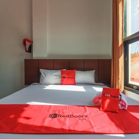 Отель Reddoorz Near Jalan Sudirman Padang Экстерьер фото