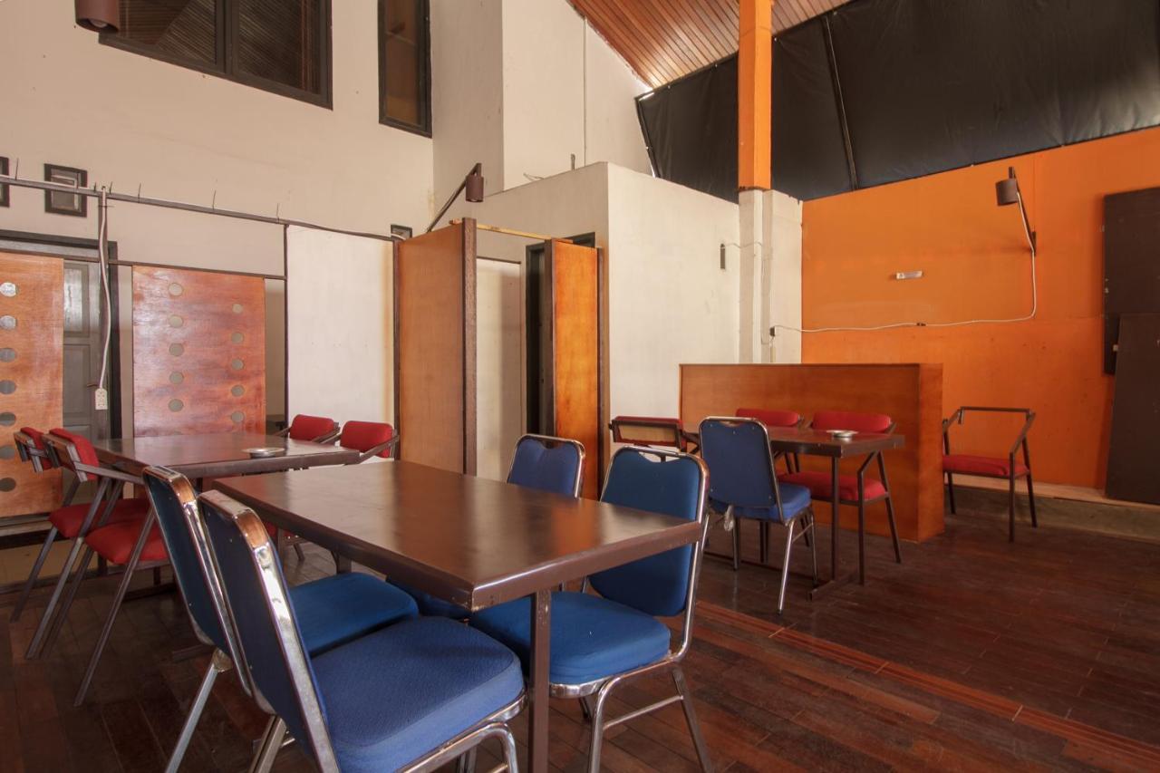 Отель Reddoorz Near Jalan Sudirman Padang Экстерьер фото