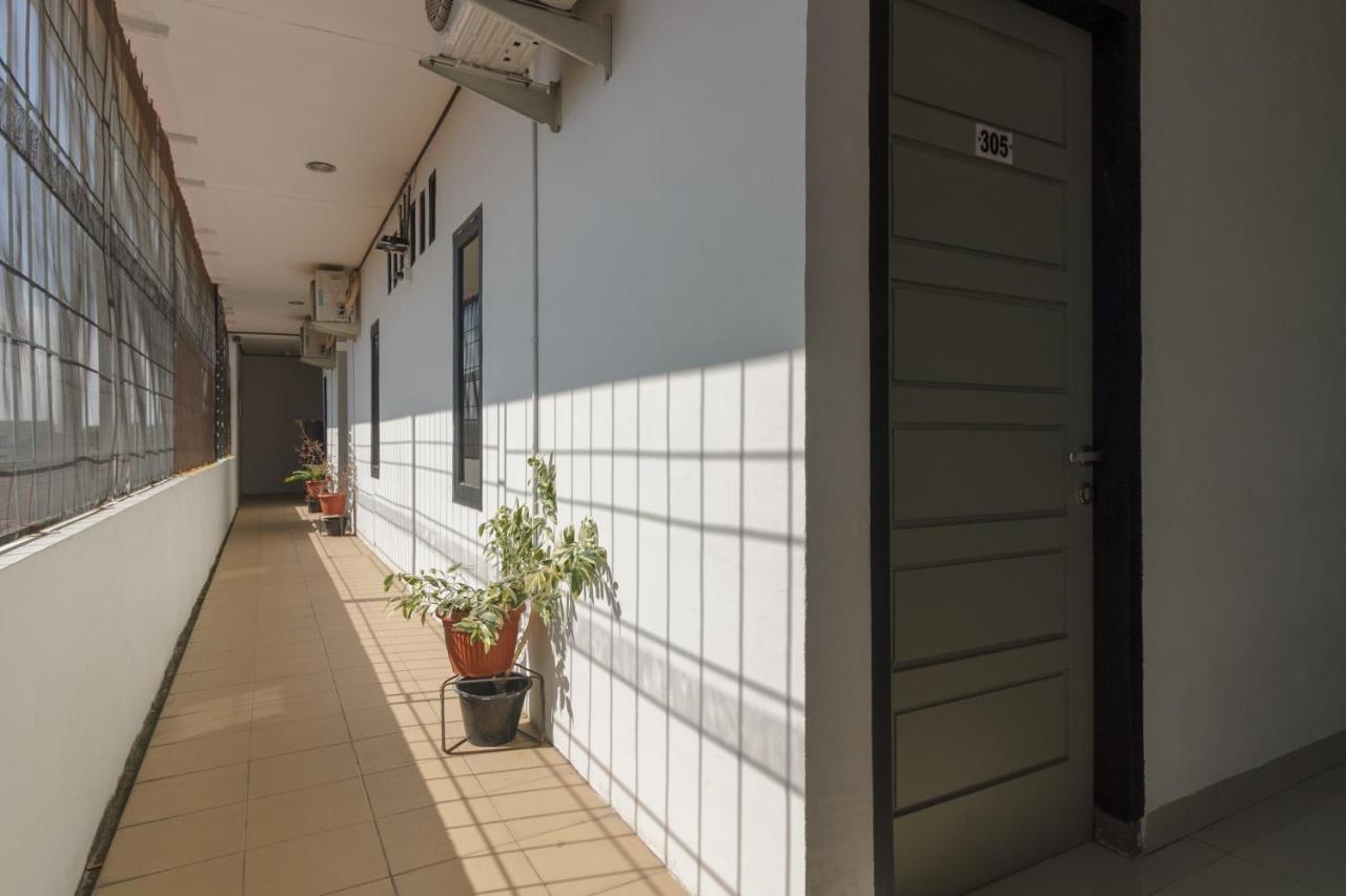 Отель Reddoorz Near Jalan Sudirman Padang Экстерьер фото