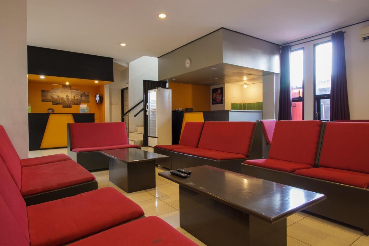 Отель Reddoorz Near Jalan Sudirman Padang Экстерьер фото