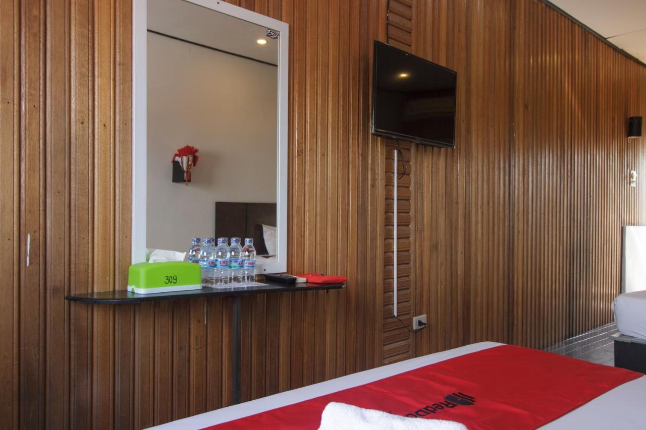 Отель Reddoorz Near Jalan Sudirman Padang Экстерьер фото
