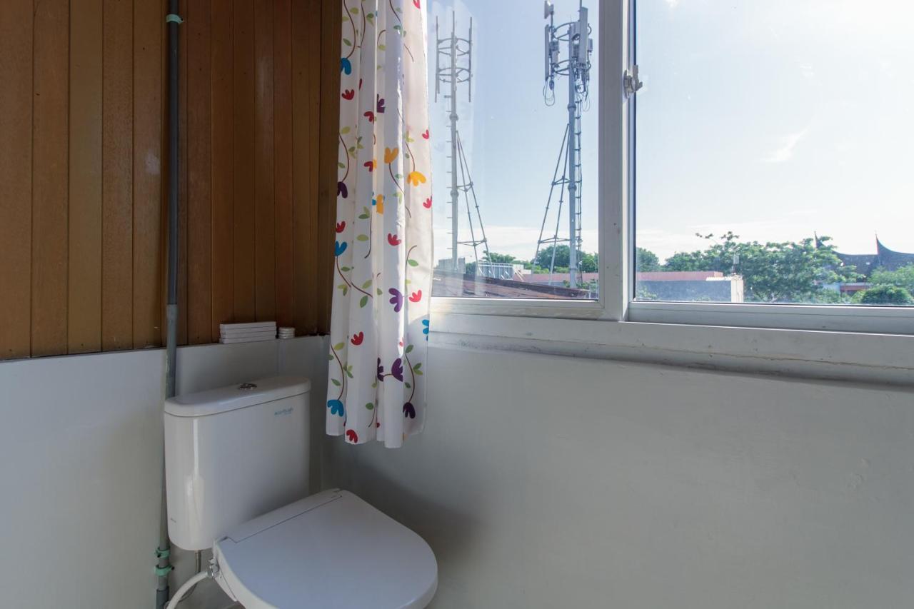 Отель Reddoorz Near Jalan Sudirman Padang Экстерьер фото