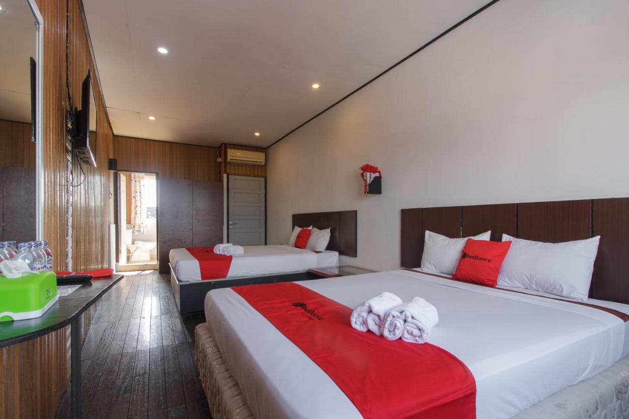 Отель Reddoorz Near Jalan Sudirman Padang Экстерьер фото