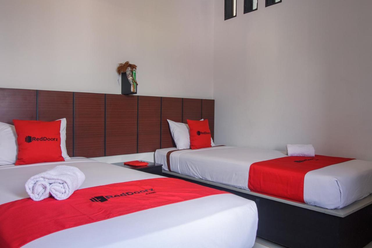Отель Reddoorz Near Jalan Sudirman Padang Экстерьер фото