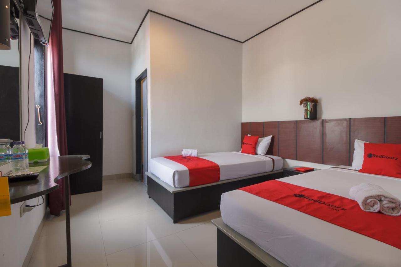 Отель Reddoorz Near Jalan Sudirman Padang Экстерьер фото
