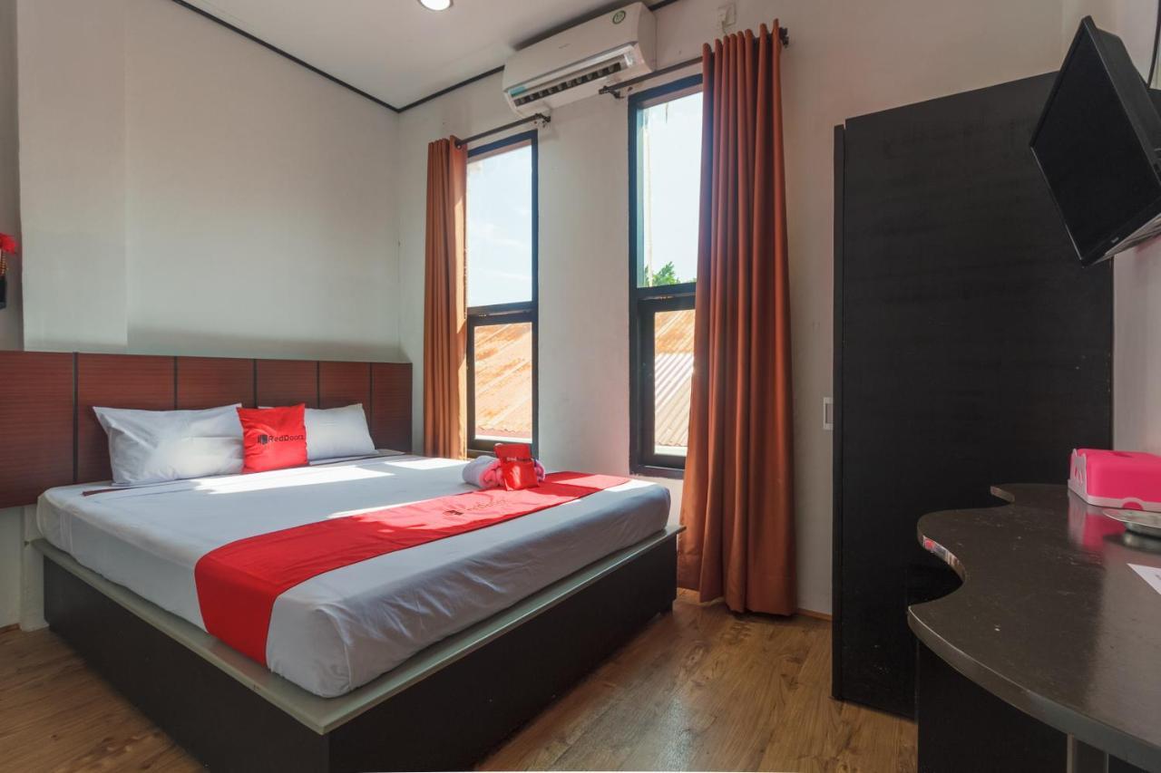 Отель Reddoorz Near Jalan Sudirman Padang Экстерьер фото